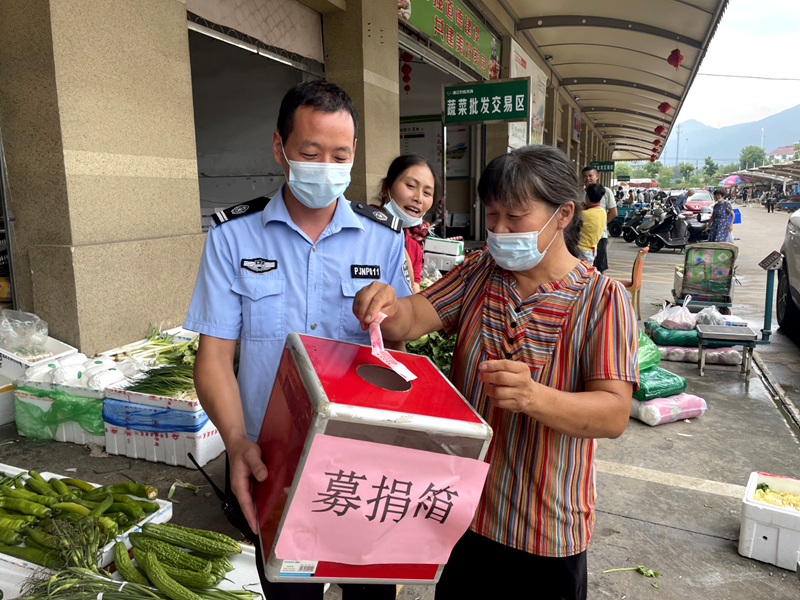 浦江農批市場組織愛心捐款幫助困難商戶抗擊病魔