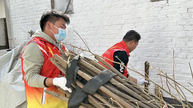 讓老人生活更“亮堂” 濟(jì)寧華都公益小隊幫助困難老人打掃衛(wèi)生